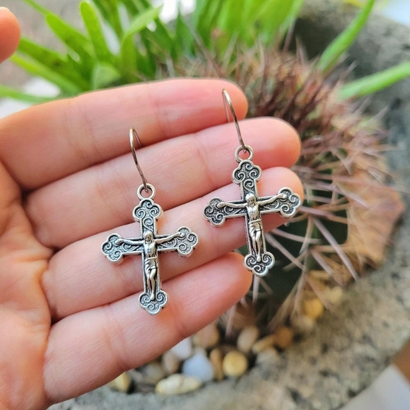 New Pair of Ornate Crucifix Cross Earrings - Picture 4 of 8